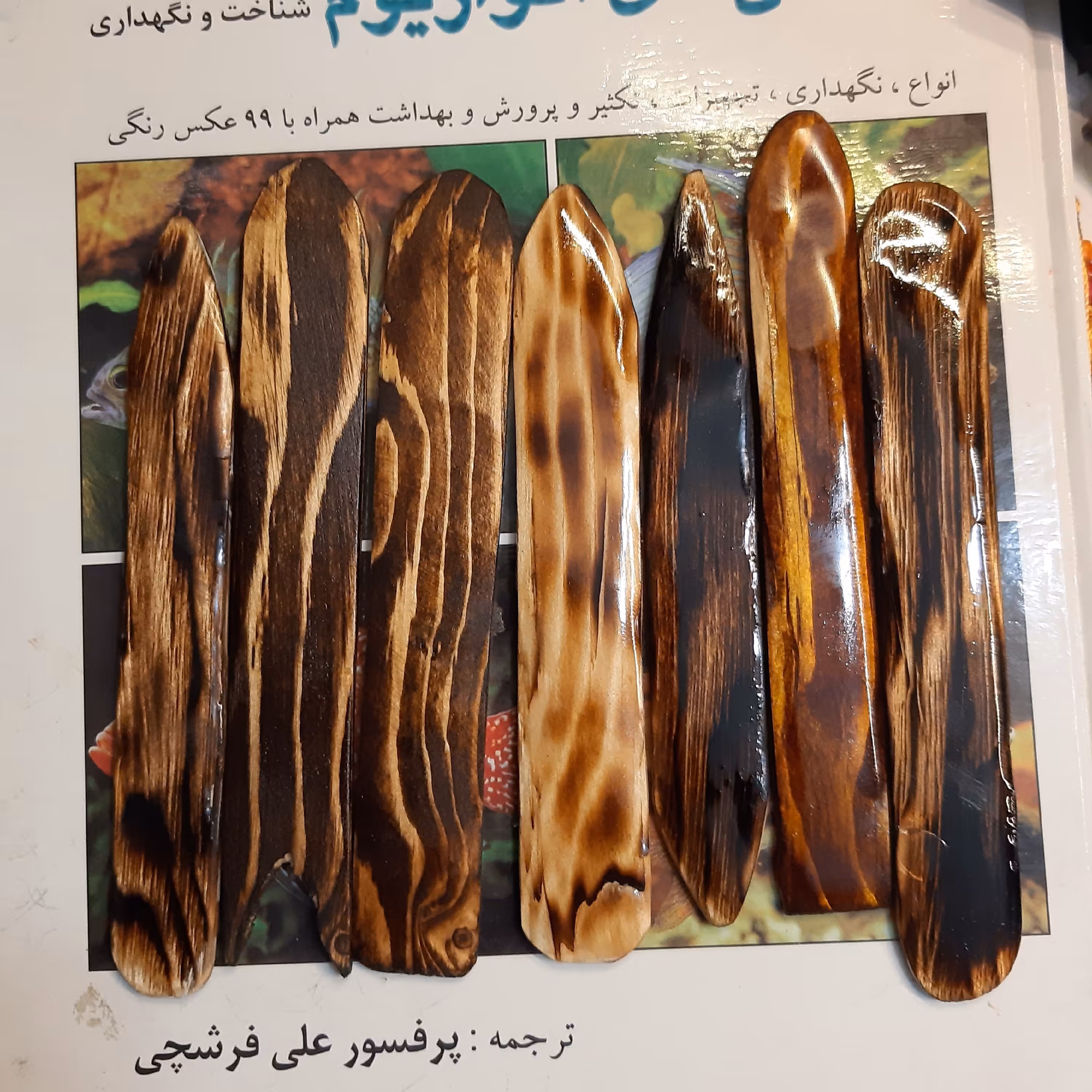 بوک مارک چوب و رزین  جنس بیس چوب روس بعضی سوخته نگاری شده بعضی شاپان خورده دو طرف کاملا رزین شده و ضد آب هستن 
