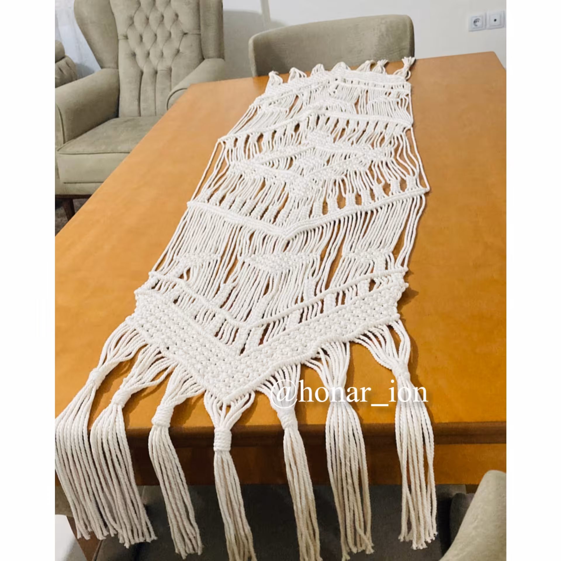 رانر و رومیزی مکرومه بافی طرح حوض کاشی ابعاد دومتر در چهل سانت بافته شده با نخ پنبه اعلا ارسال بصورت پس کرایه  