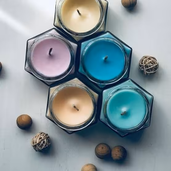 شمع مدل جار شیشه ای در رنگ های مختلف و شیشه ی طرح دایره و شش ضلعی