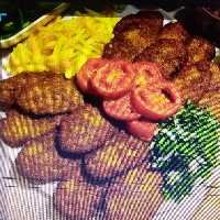 کتلت با دورچین سیب زمینی خیار شور  و گوجه پرس 10 عددی