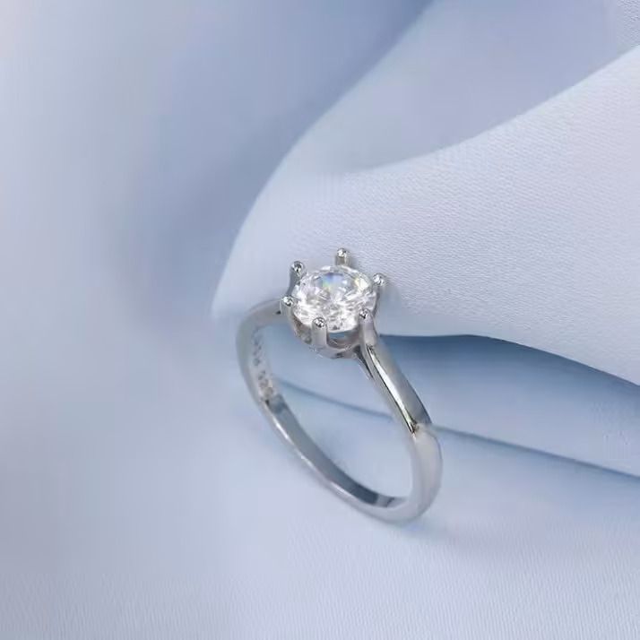 انگشتر نقره تک نگین ساده 6چنگ  با عیار 925 و آبکاری طلاسفید