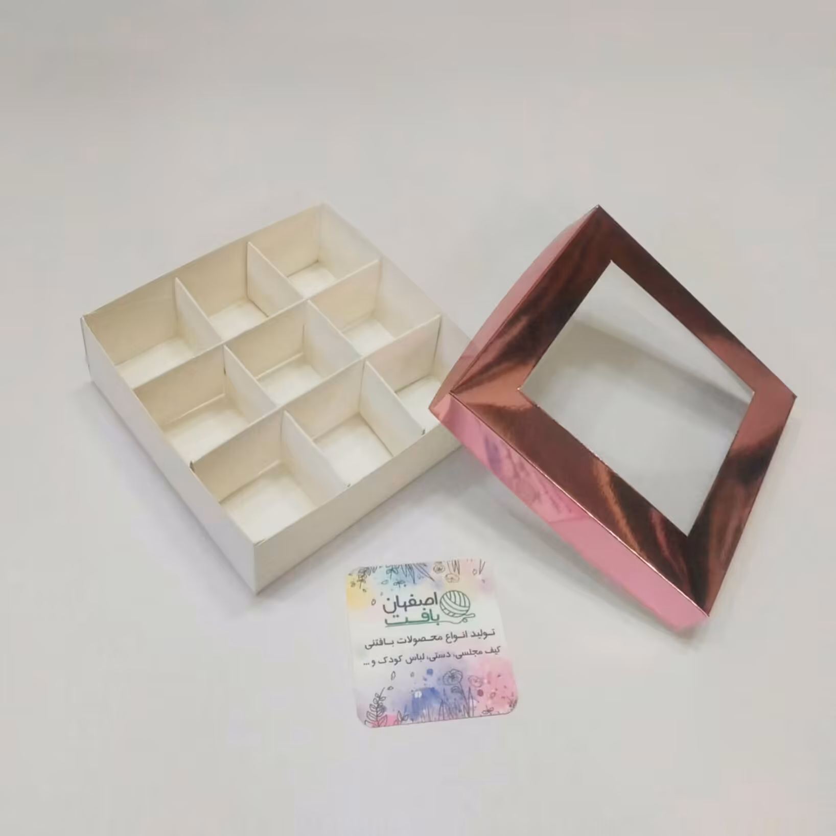 جعبه شکلات 5عددی هرخونه 4در 4سانت درب آینه ای بدنه سفید ابعاد جعبه 12 در 12 ارتفاع 4