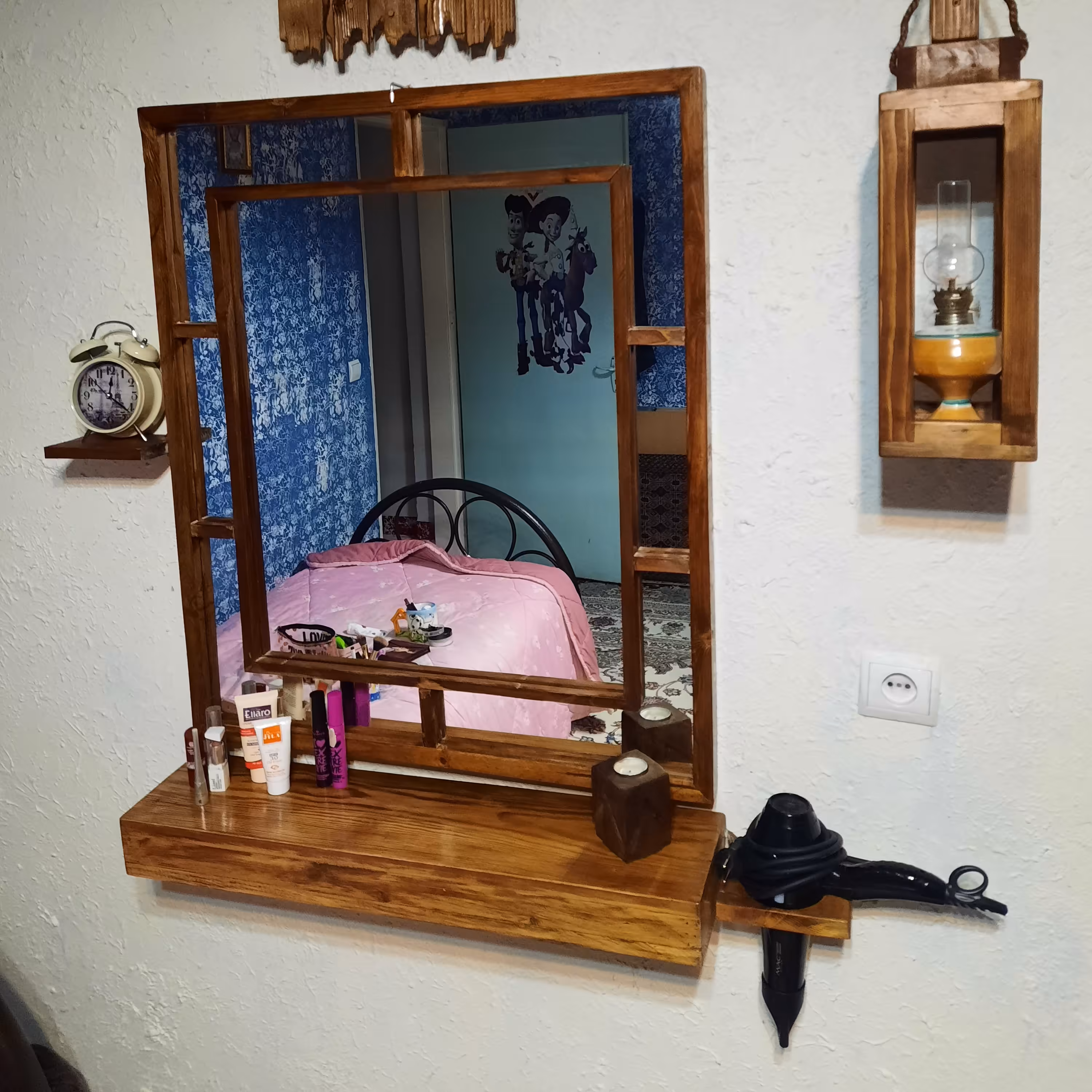 آینه و شلف چوبی