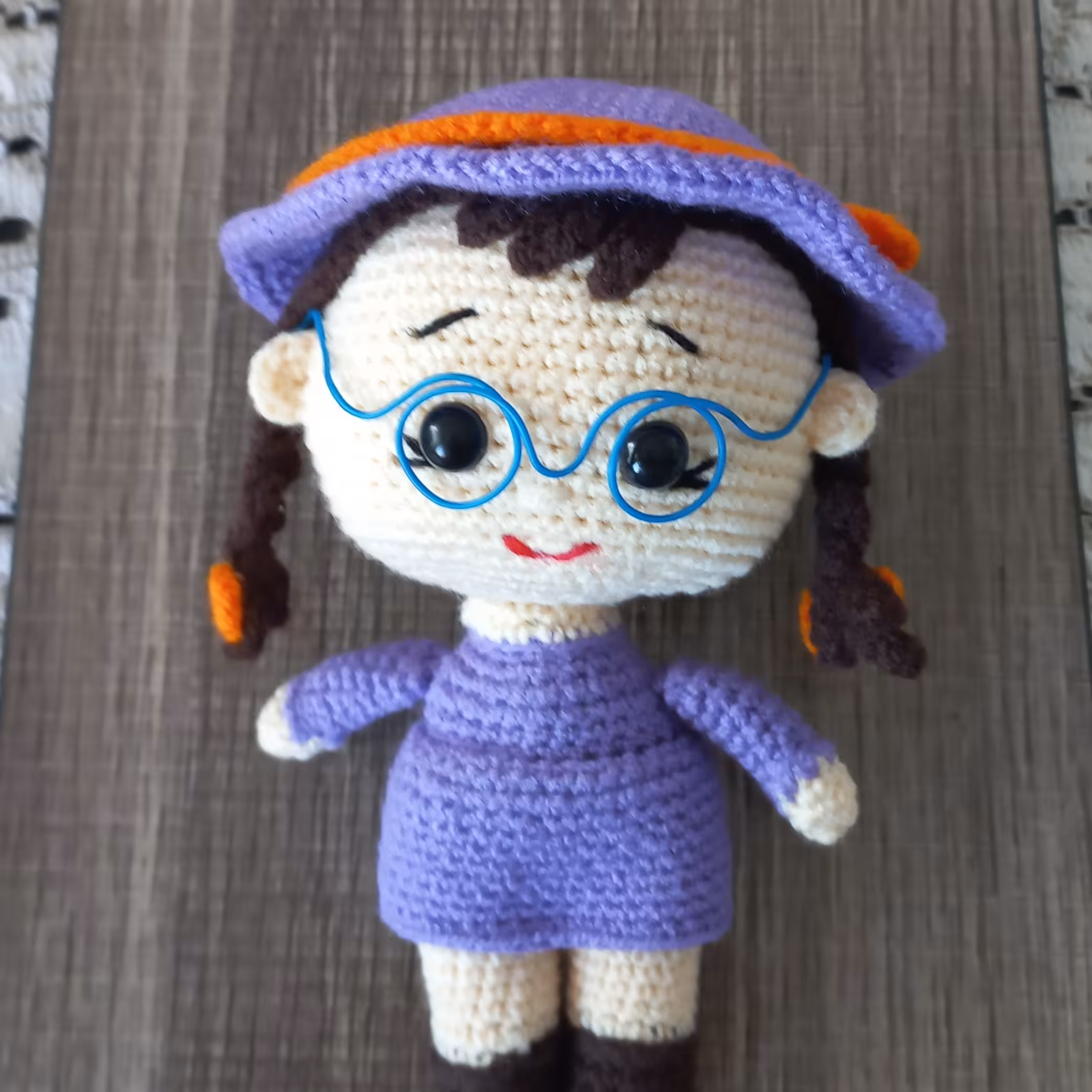 عروسک بافتنی .بافته شده با کاموای ایرانی.اندازه ی کار20سانت