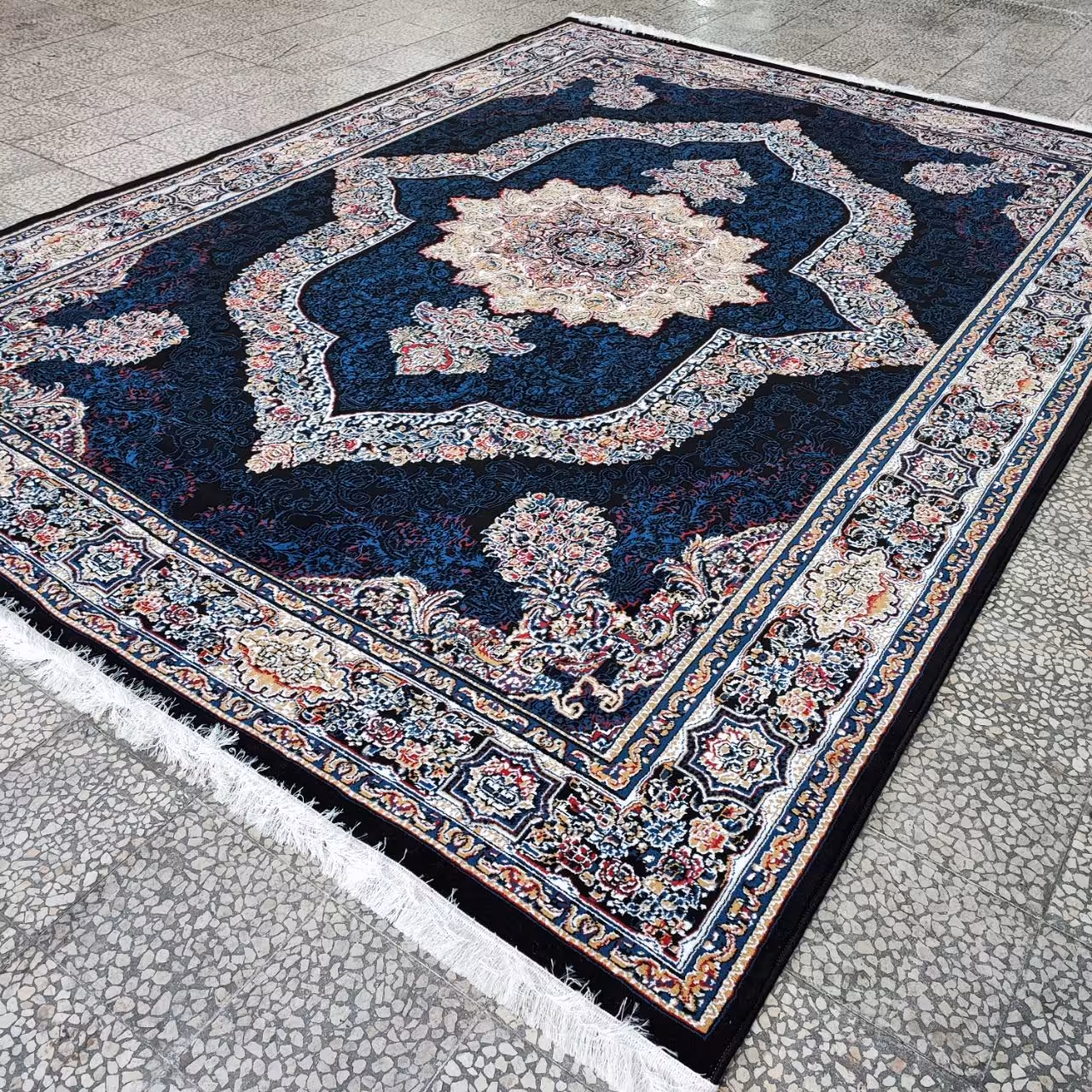 قالی 12 متری سایز 3 در 4 نقشه کارینا رنگ مشکی با نخ بی سی اف قیمت مناسب 