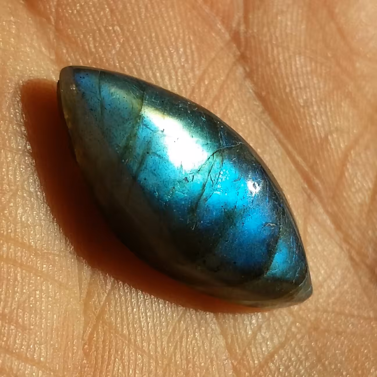 نگین لابرادوریت 7رنگ محشر با تلالو نور بی نظیر کاملا طبیعی
وارداتی از کشور کانادا شااهکار خلقت تراش فانتزی