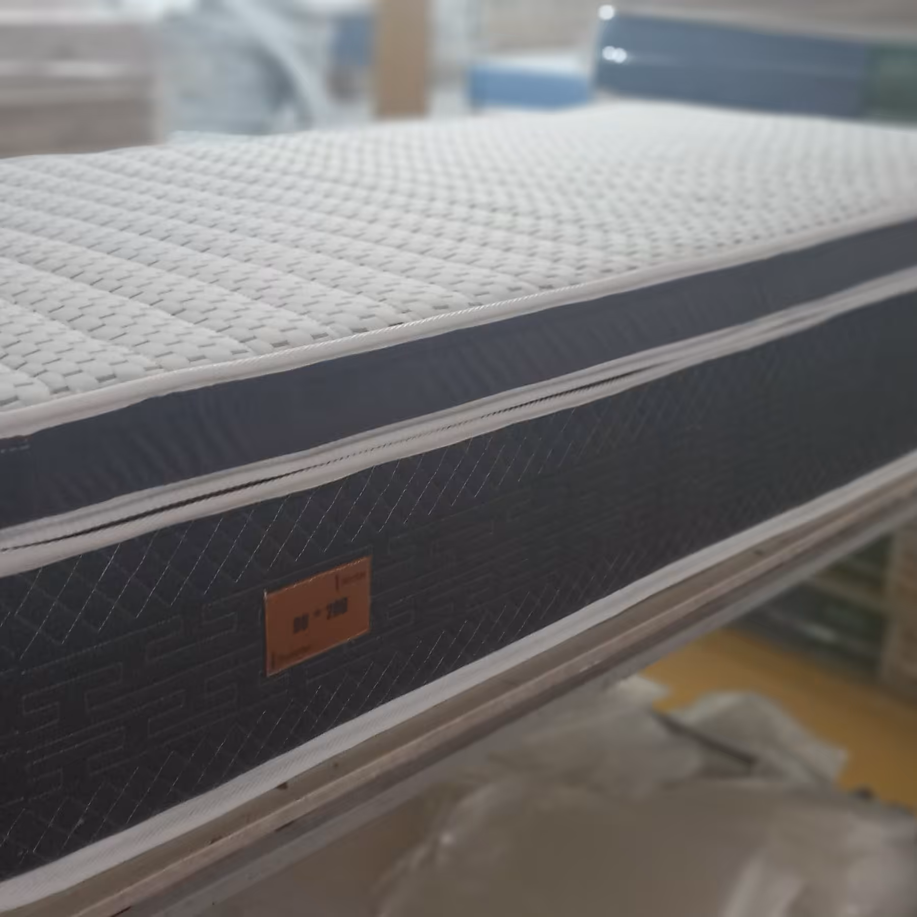 تشک برند وان مدل b1  دارای فنر پاکتی و اسفنج یورولوکس و مموری