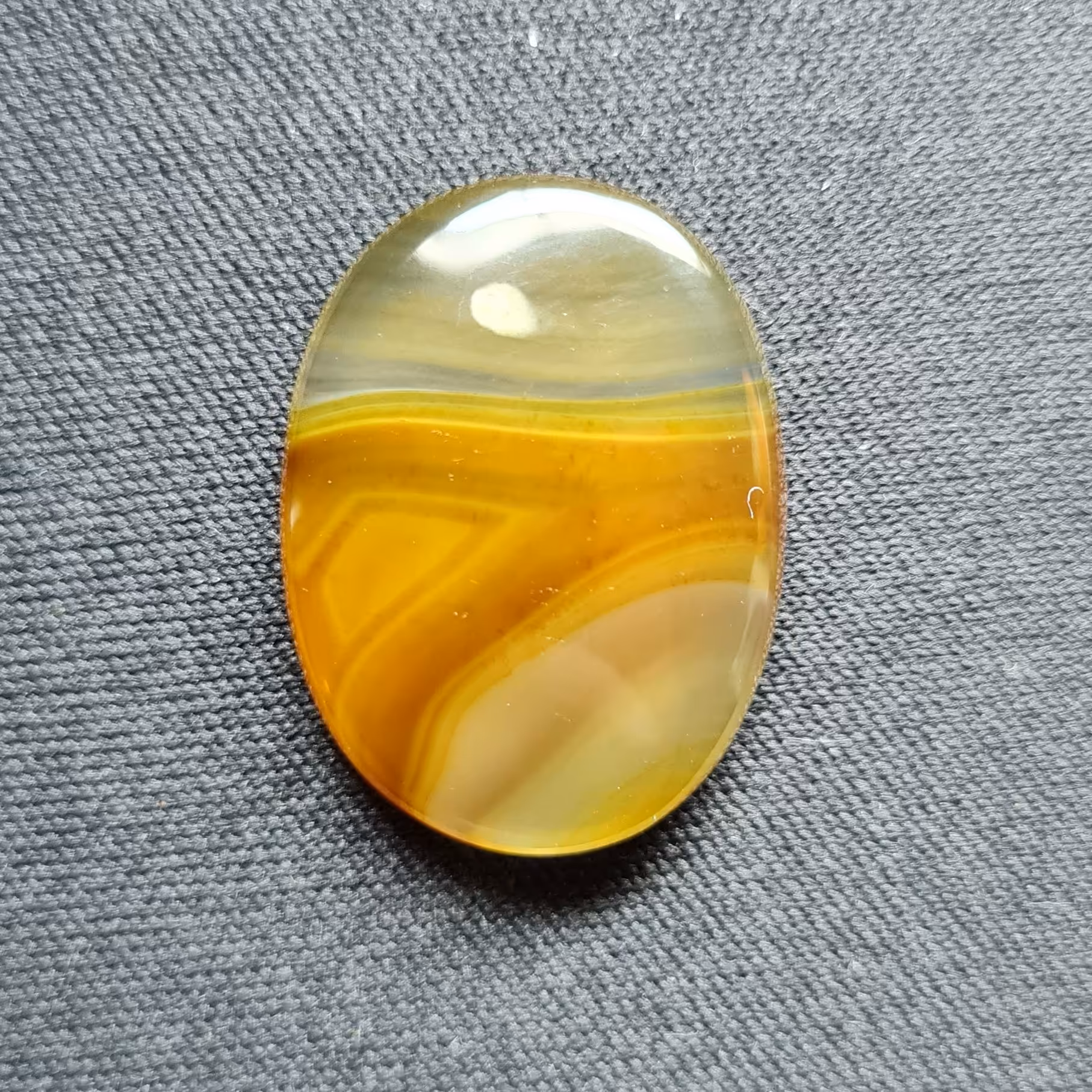 نگنین عقیق سلیمانی خرمایی. مشخصات. طول 2.5 سانتی متر. عرض 1.8 سانتی متر. ارتفاع 0.4 سانتی متر.