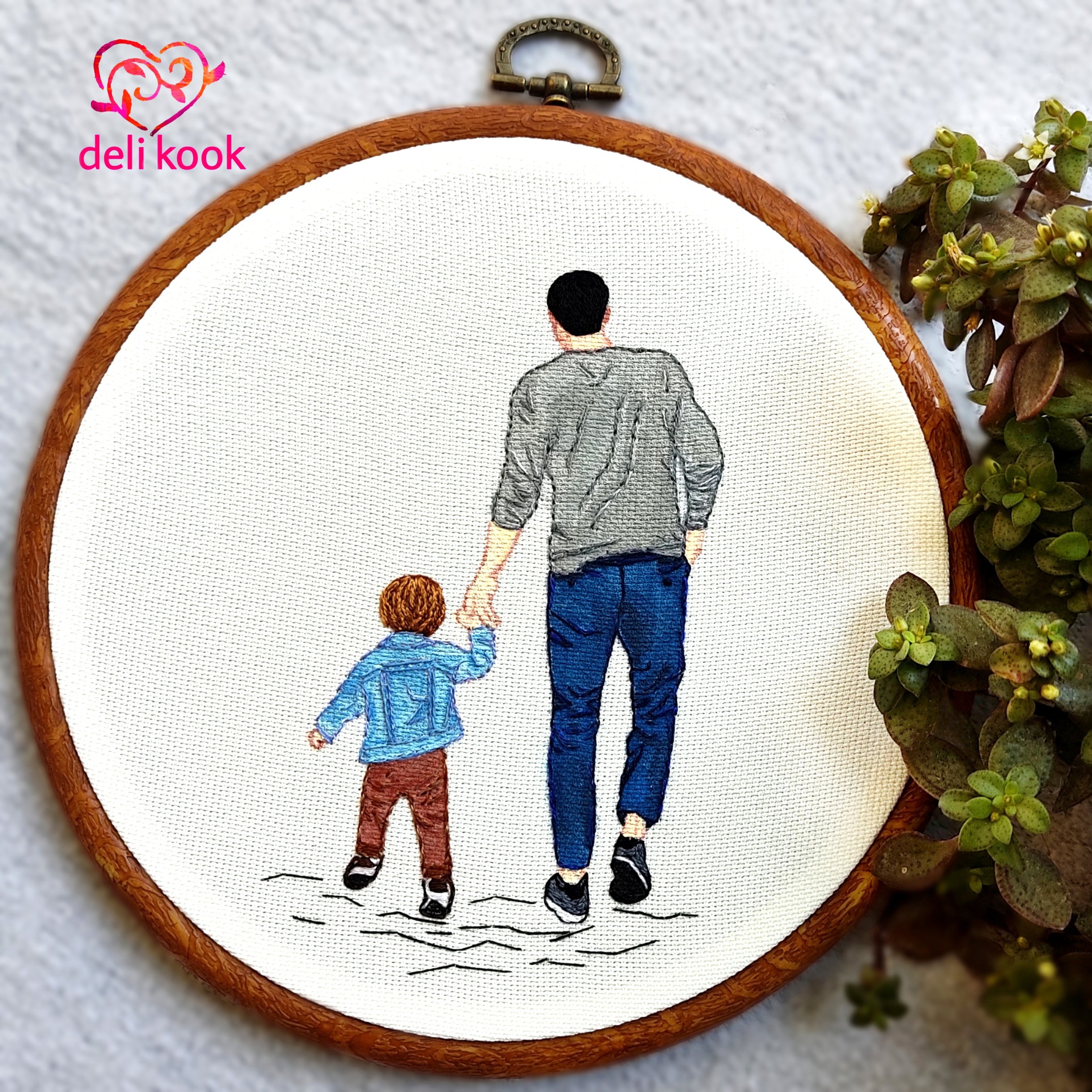 دیوارکوب پدر و پسری ، گلدوزی شده بهمراه نقاشی روی پارچه در قاب ژله ای مناسب هدیه روز پدر