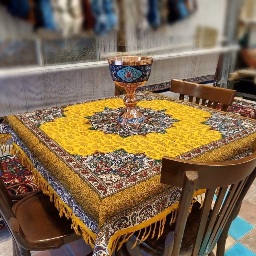 رومیزی مربع برای میز چهارنفره و رومیز جلومبلی با سایز یک متر بیست در یک متر بیست