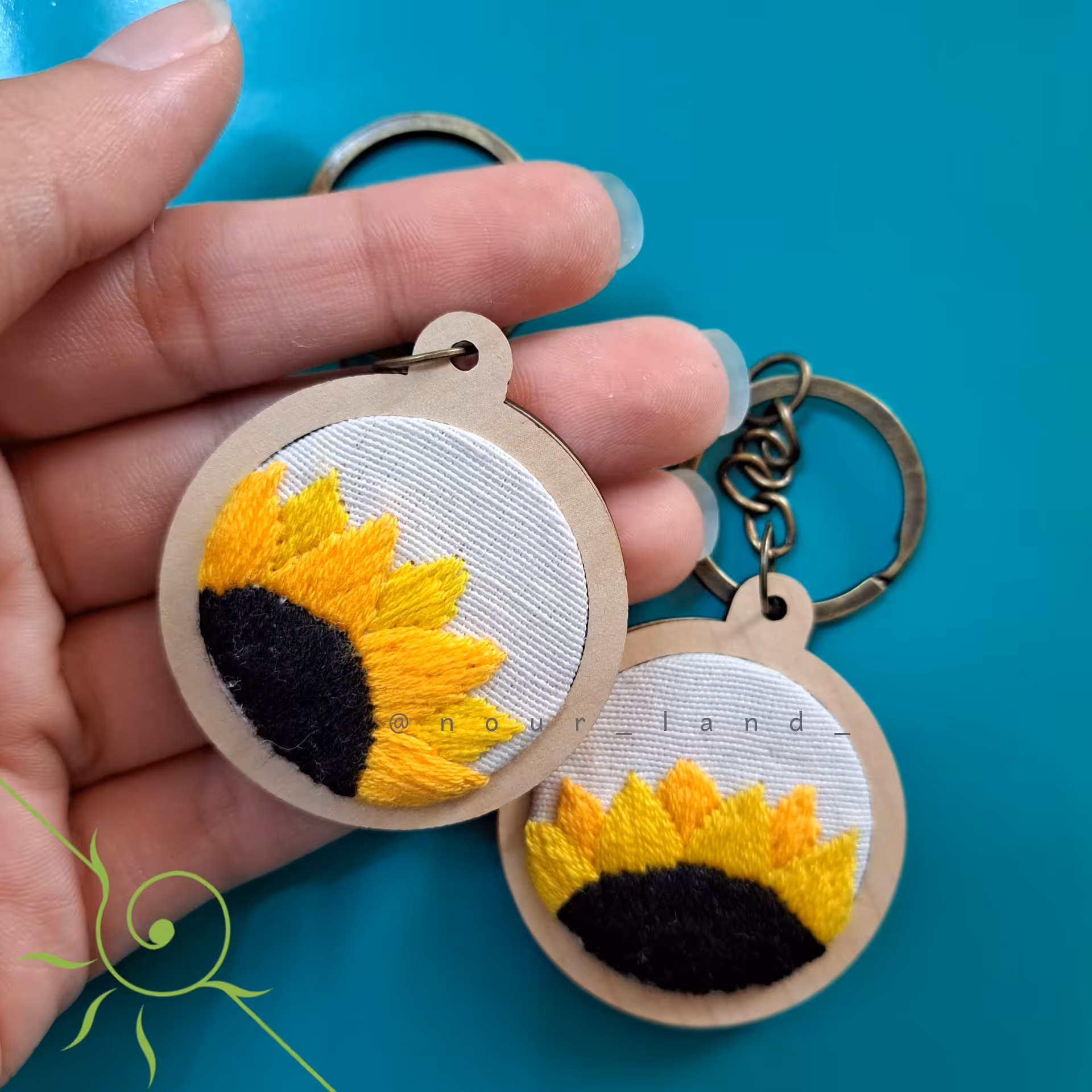 جاسوئیچی طرح آفتاب‌گردان ، گلدوزی شده با دست. قابل تبدل به گردن آویز رو مانتویی 