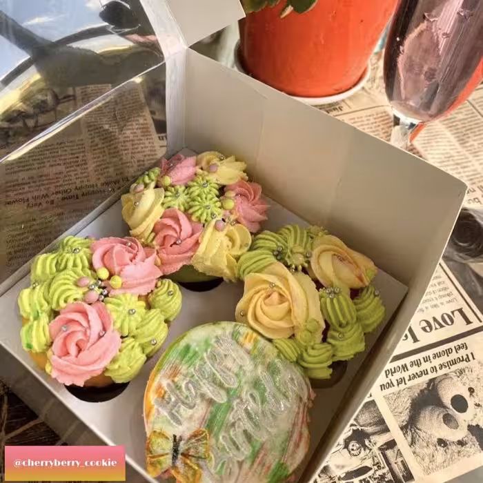 کاپ کیک وانیلی خامه ای رنگی با اسمارتیز