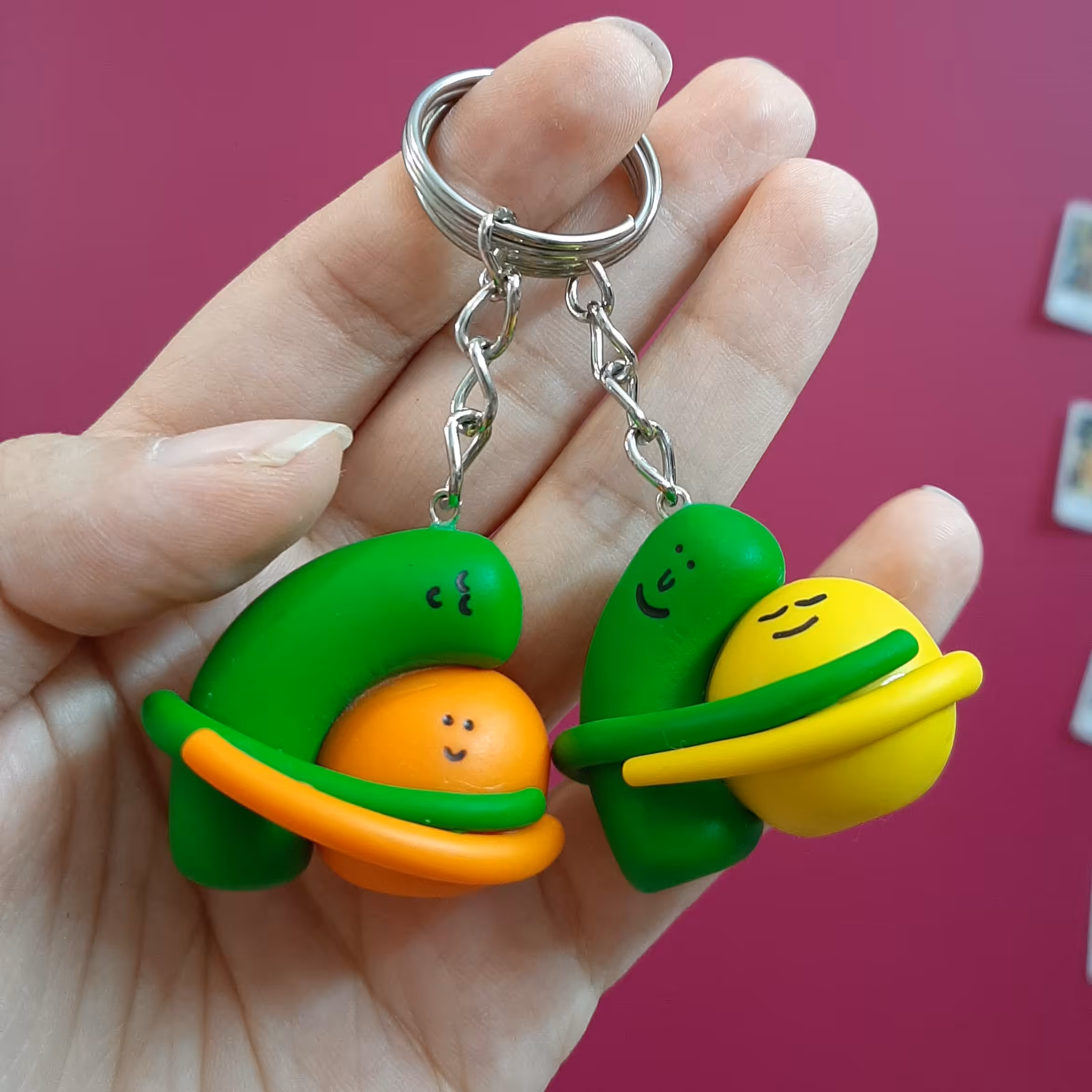 جاکلیدی و سرکلیدی خمیری دستساز طرح بغل و آغوش با آدمک تپل(جاسوئیچی خمیری)مناسب هدیه و گیفت(سفارشی)