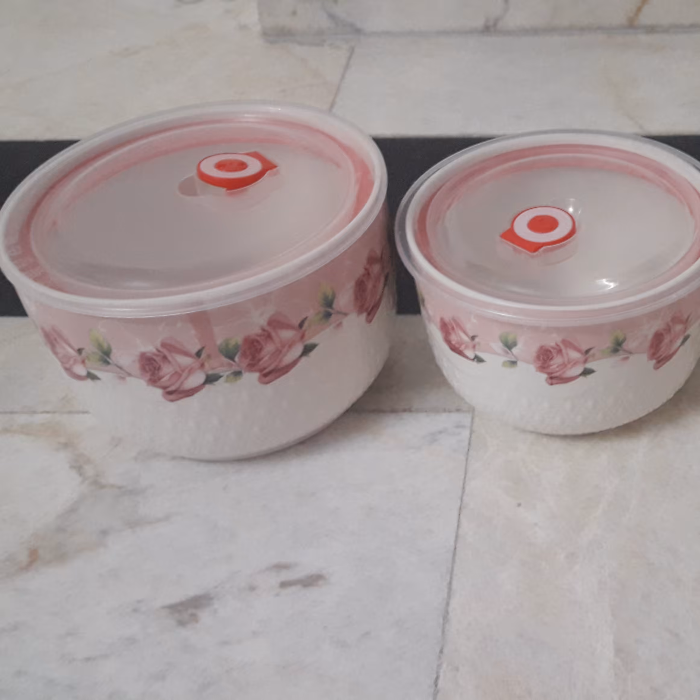 ست ظرف نگهدارنده سه تایی (ظرف اولی ترک خوردگی داره و درب ظرف آخر هم ترک دارد بدون کارتن)