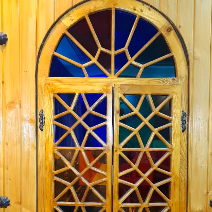 پنجره چوبی قاصدک طرح سنتی ( پنجره باز شو)