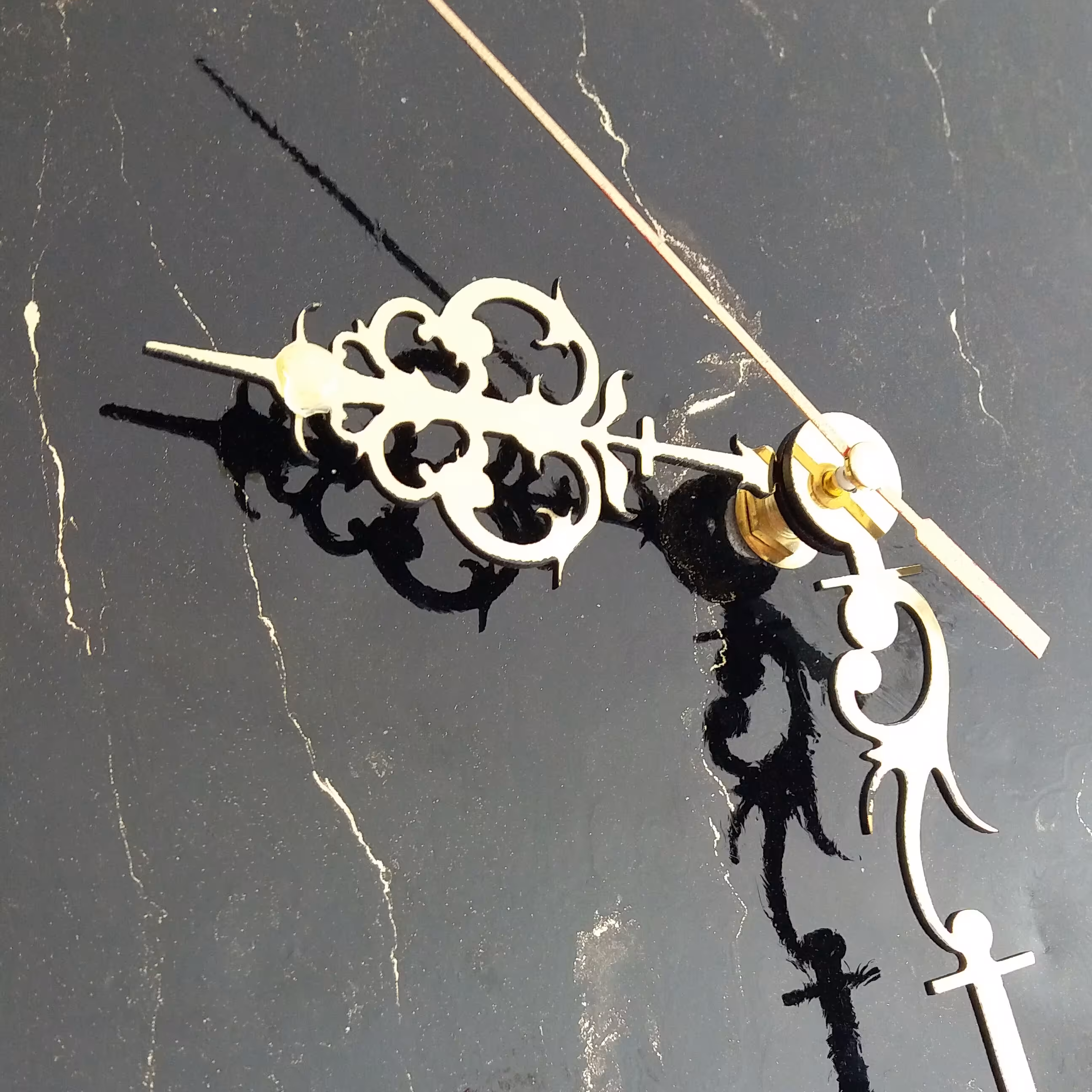 ساعت طلایی مشکی دیواری شبتاب