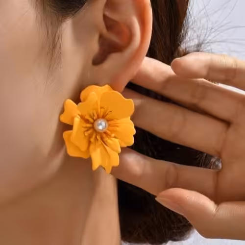 گوشواره های طرح گل با رنگ هایی متفاوت و شاد و زیبا.