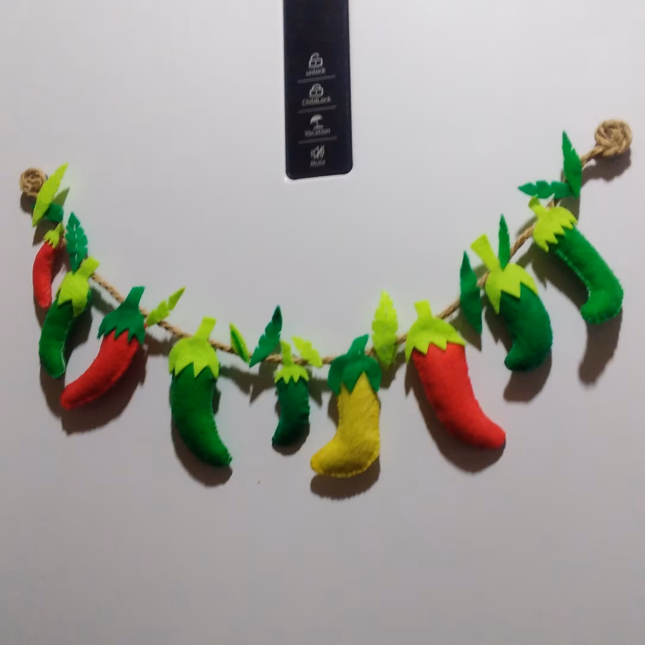 مگنت نمدی فلفل دست دوز  با ریسه کنفی 