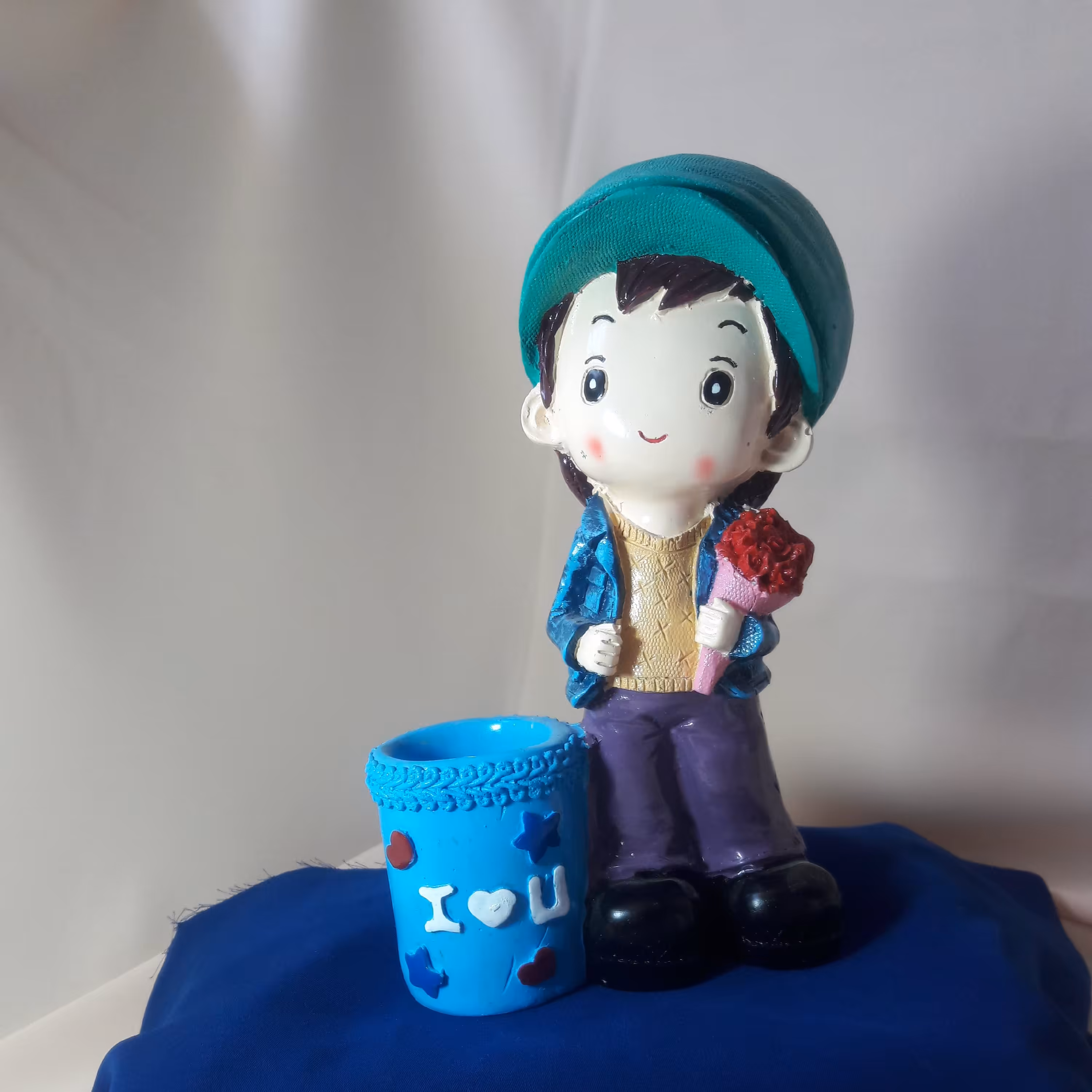 مجسمه تزئینی پسر به همراه جامدادی