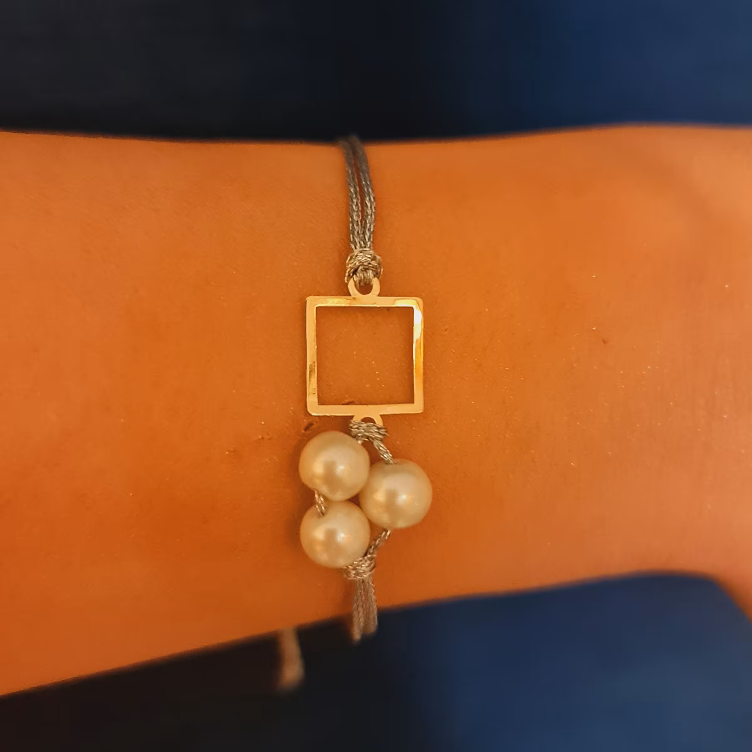 دستبند طلا طرح مربع با بند مرواریدی