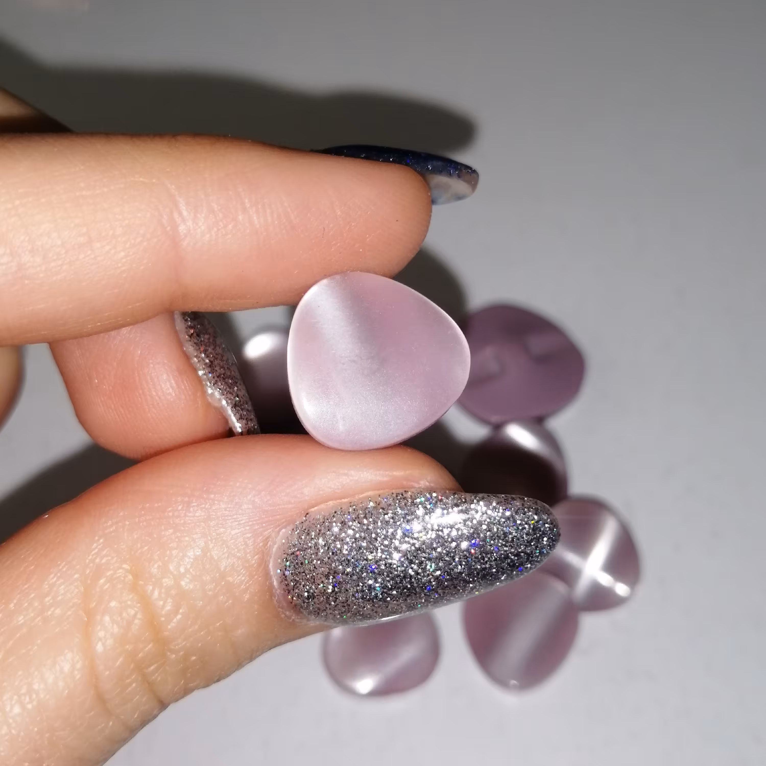 دکمه لباس یاسی در دو سایز مثلث  اکلیلی شیشه ای  بسته 2 عددی 