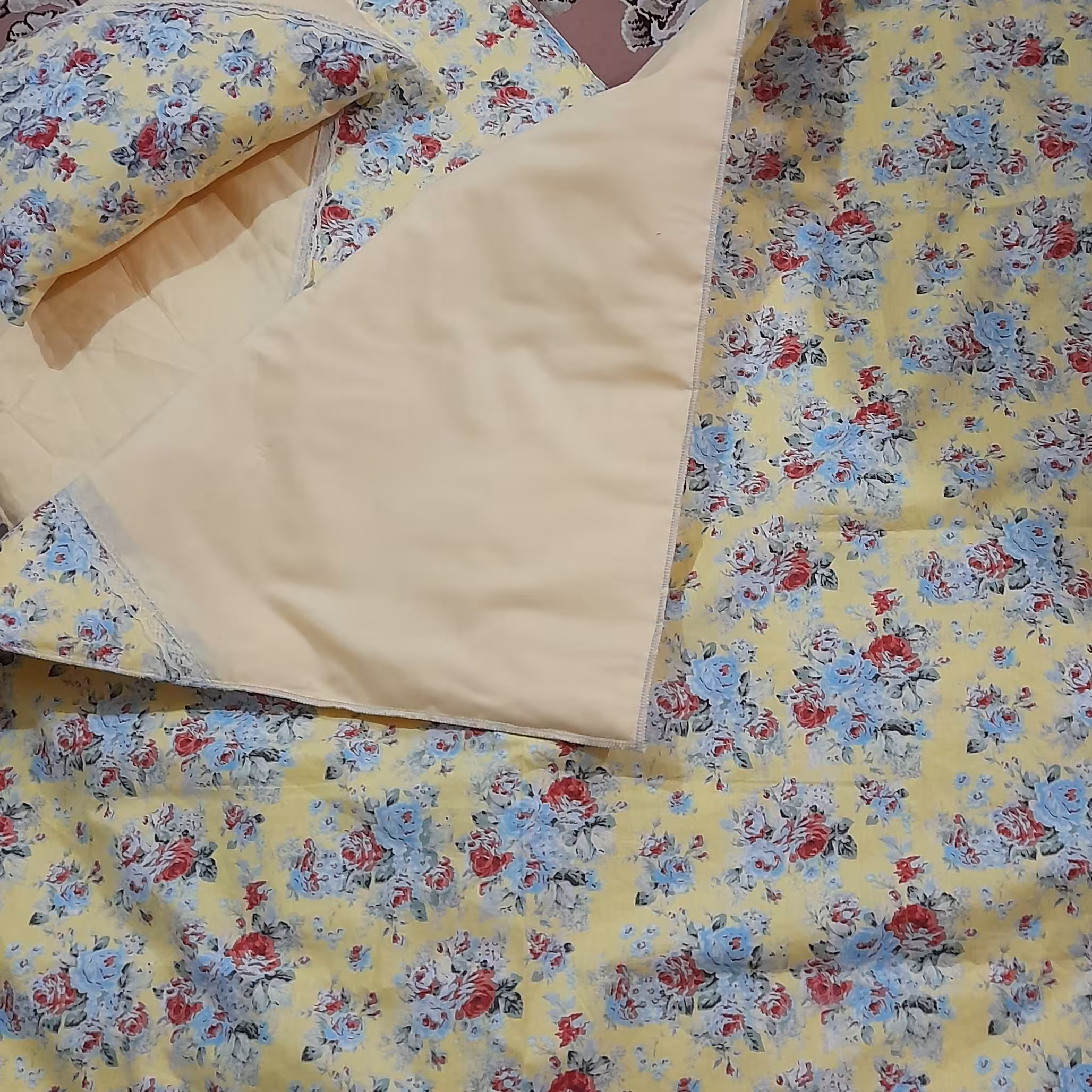 سرویس خواب کودک شامل تشک بالش و پتو قابل حمل و نقل سبک جنس پارچه نخ داخل آن از کتان