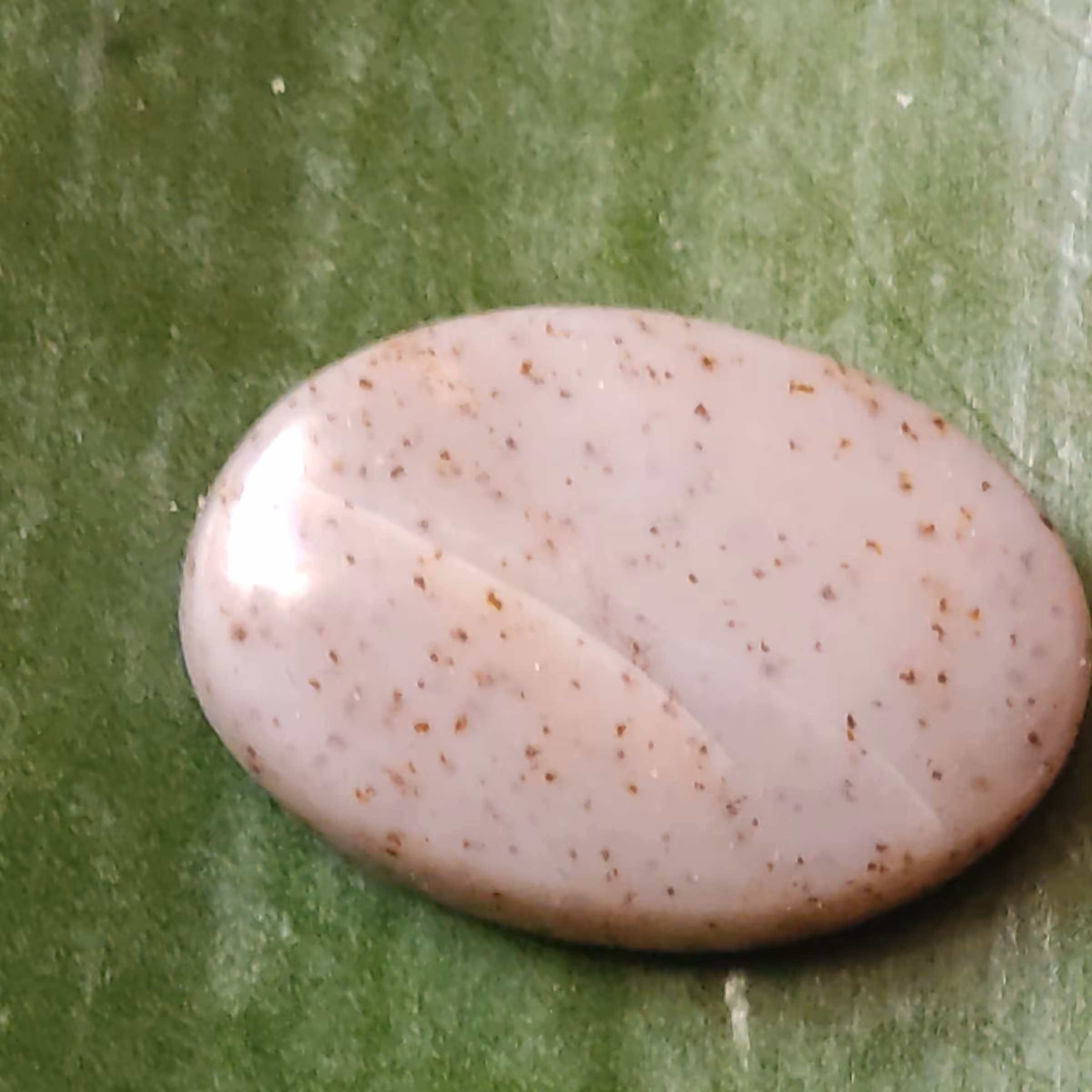 عقیق دانه شنی نزدیک به سوسنی زیبا وشفاف