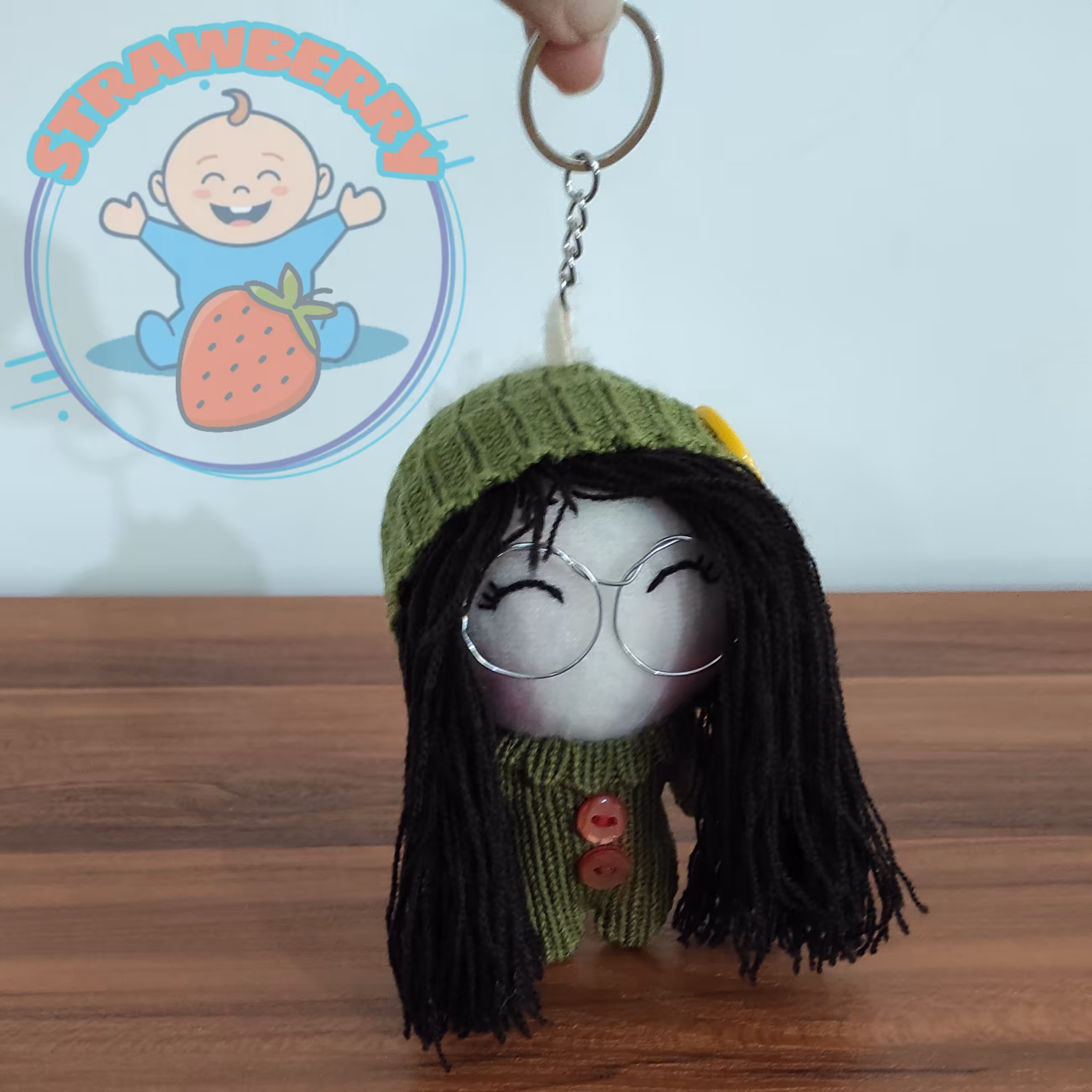 جا کلیدی عروسکی رنگ سبز با لباس و کلاه بافتنی وحلقه و زنجیر نقره ای 