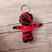 آویز جاکلیدی بافتنی دست باف طرح وودو دال (voodoo doll) رنگ مشکی قرمز سفیرباف