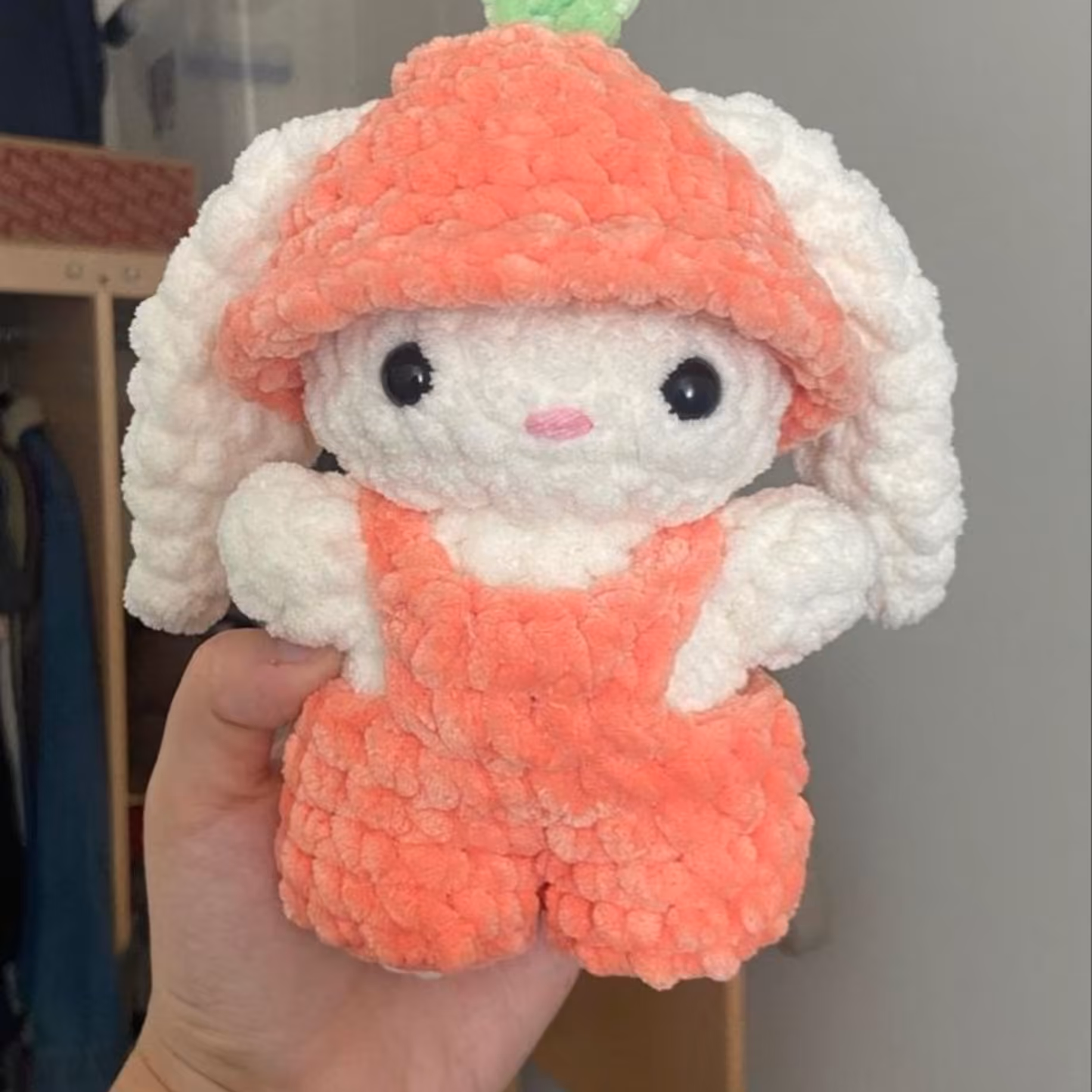 عروسک خرگوش هلویی پلاشی بافته شده با کاموای مخمل ترک قد حدود پانزده سانت 