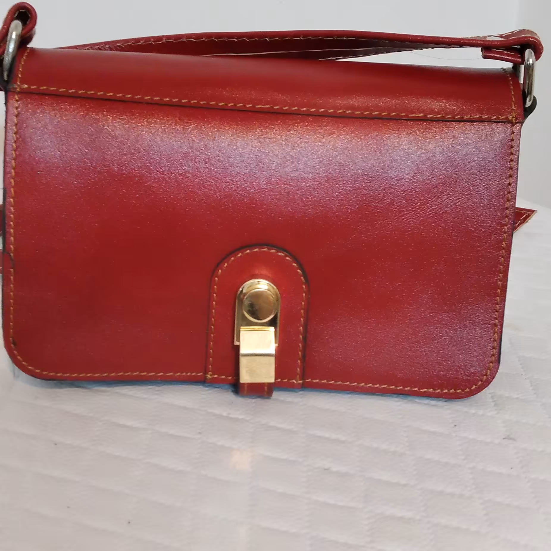 کیف دوشی.پشت کیف زیپ میخوره.داخل کیف دوقسمت کاملا جداگانه داره.و بادورنگ عکس کیف گذاشتم.چرخدوز