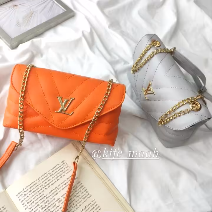 کیف دوشی زنانه مدل ال وی .داخل کیف سه قسمت می‌باشد.  دارای سه رنگ 