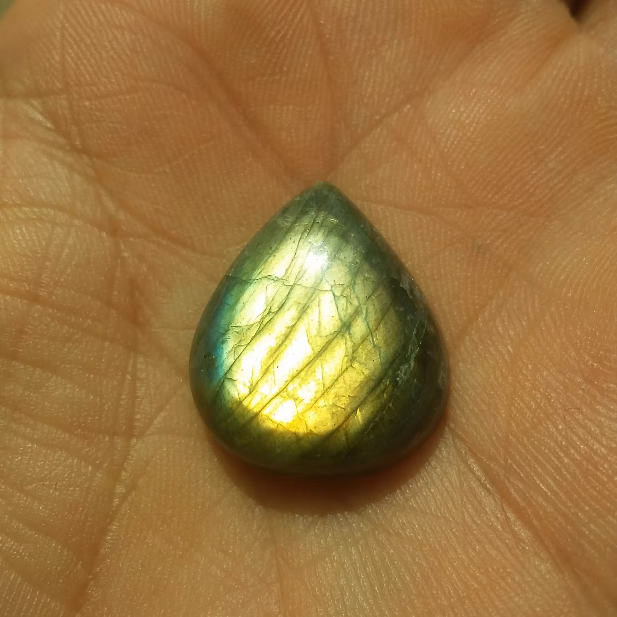 نگین لابرادوریت تراش اشکی دیدنی با تلالو نور بی نظیر کاملا طبیعی