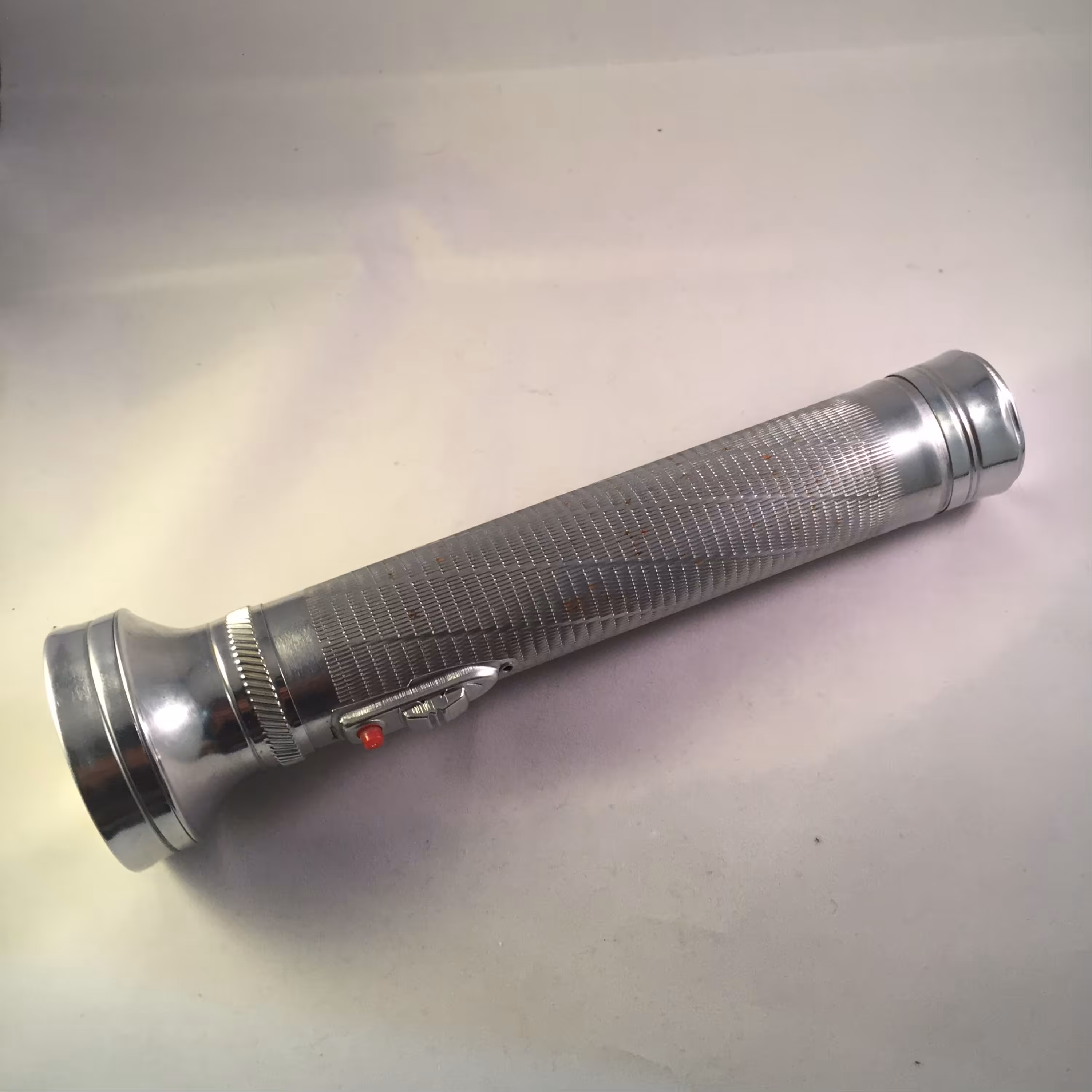 چراغ قوه قدیمی فلزی دارای دکمه sos