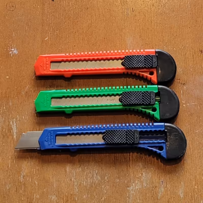 کاتر دسته پلاستیکی