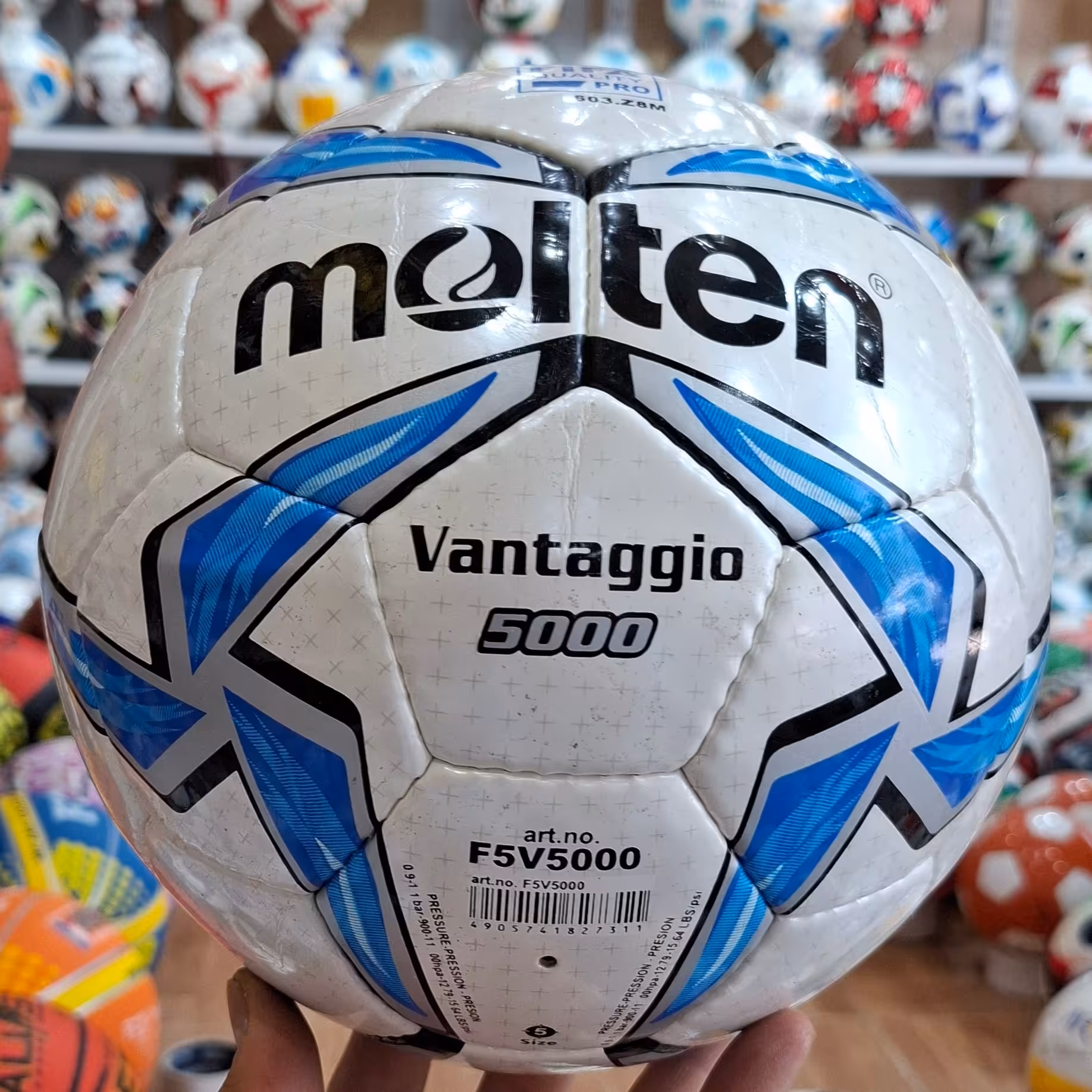 توپ فوتبال مولتن اصل سایز 5 پاکستانی با ضمانت همراه با سوزنی وارسال رایگان در ارزانکده توپ کرمان 