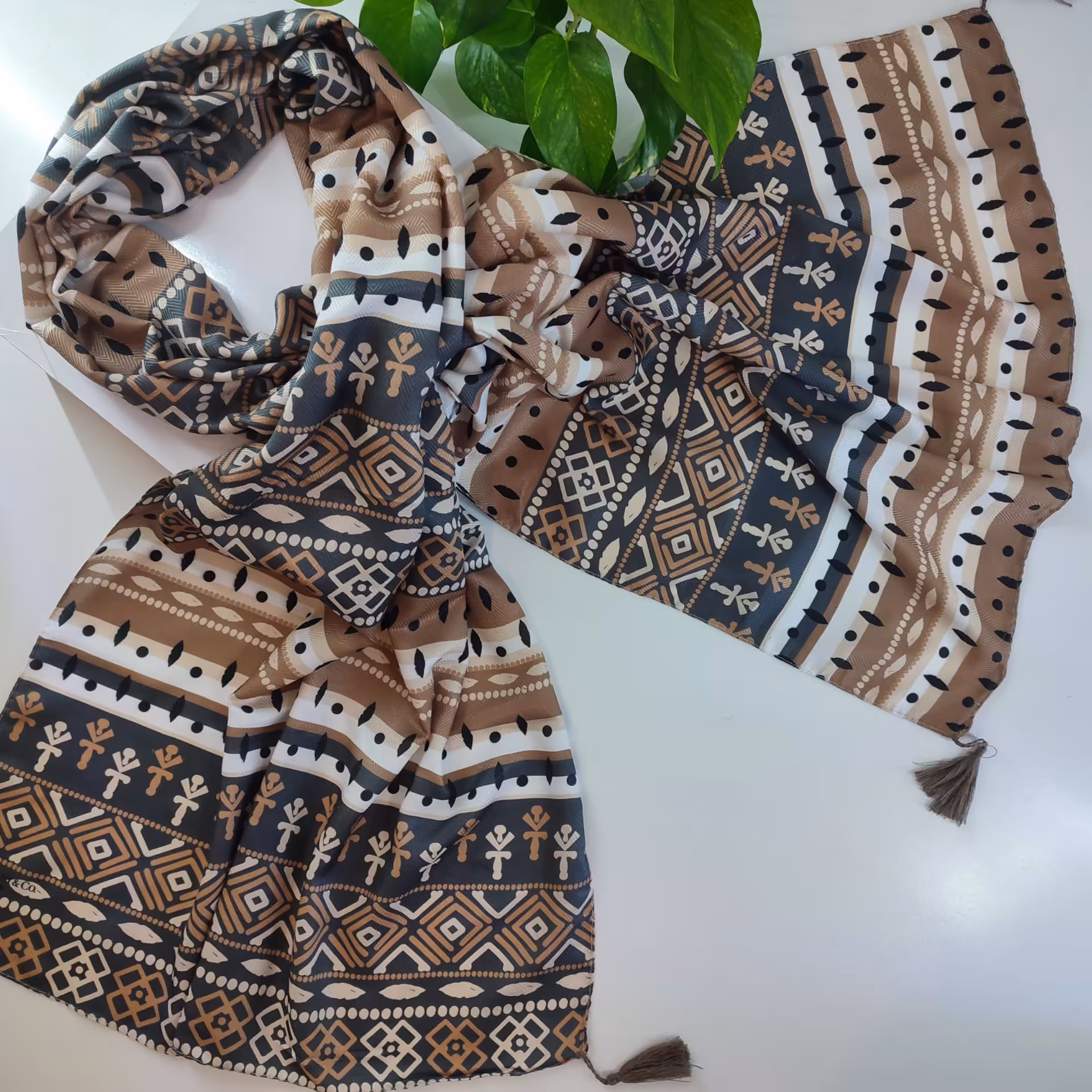 شال شیک طرحدار  و منگوله دار  قواره متوسط با عرض 65سانت سبک و راحت  مناسب برای مهمانی ها  ورق بزنید♥️