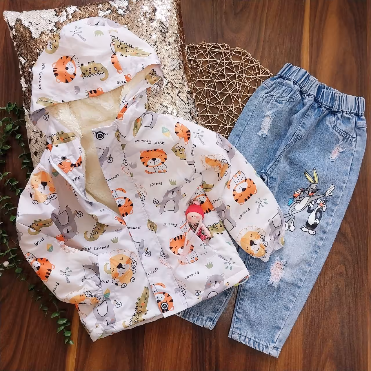 سویشرت اسپرت وارداتی کیفیت تضمینی مناسب حدود سنی 3 تا 11 سال جنس مموری ضد آب داخل خز 