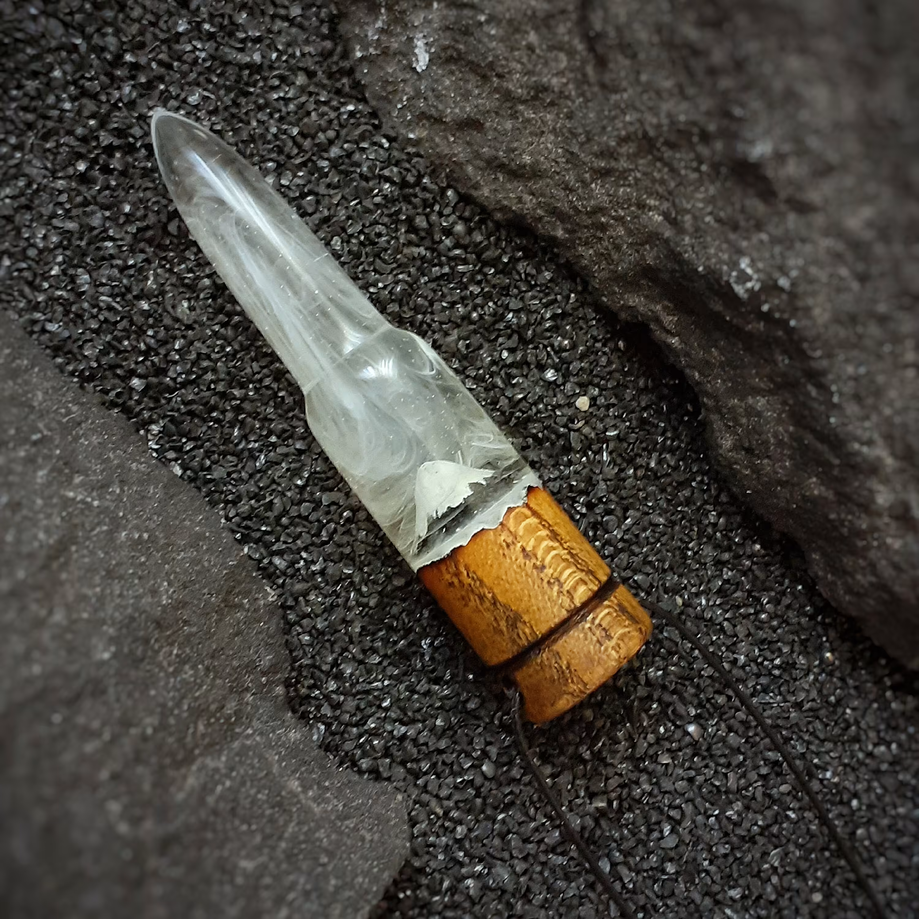 گردنبند دستساز  چوب و رزین فشنگ با تم کوه دماوند،مقاوم به رطوبت و ضربه