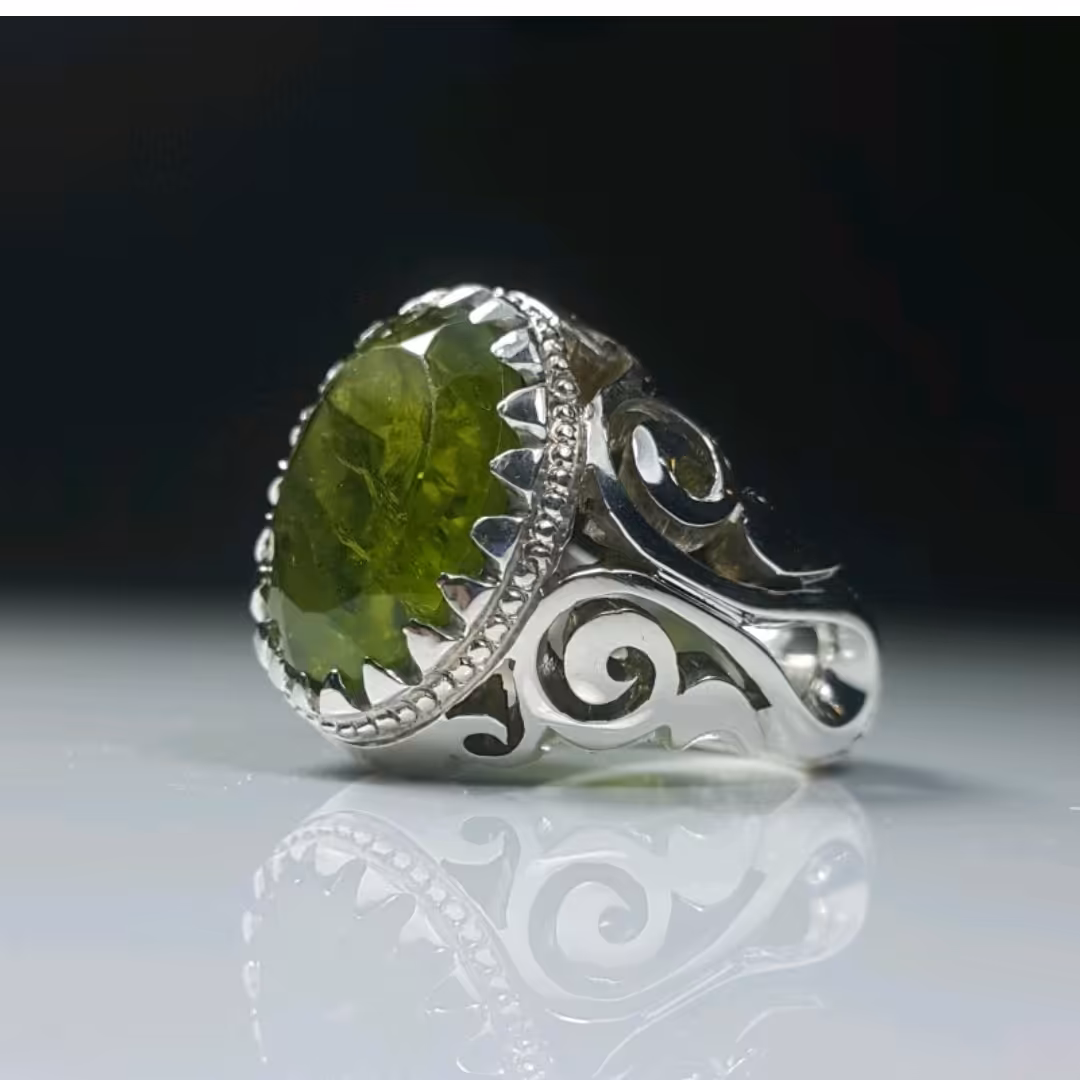 انگشتر نقره تمام دستساز با نگین زبرجد اصلی و معدنی