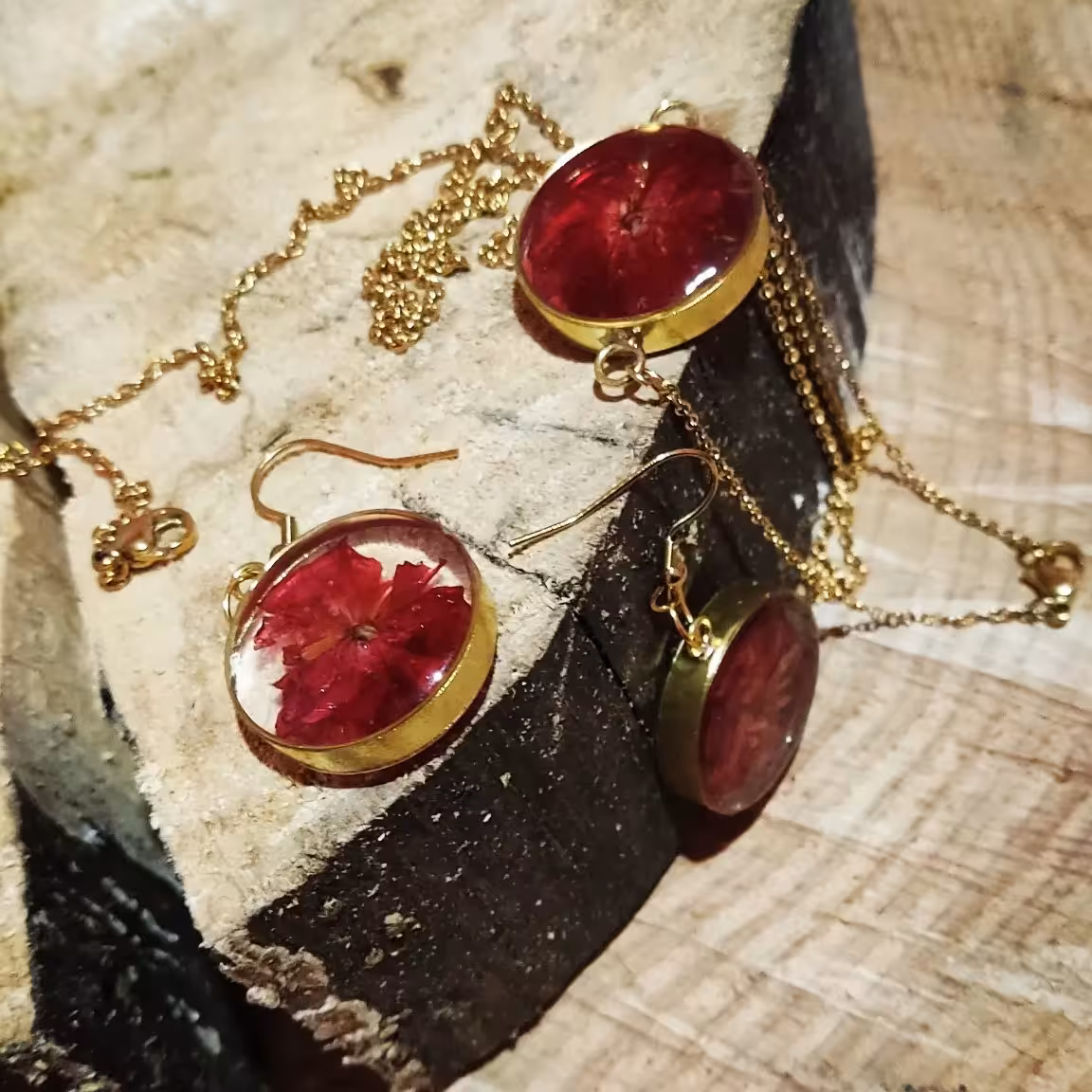 نیم ست گردنبند گوشواره و دستبند رزین  زیبا