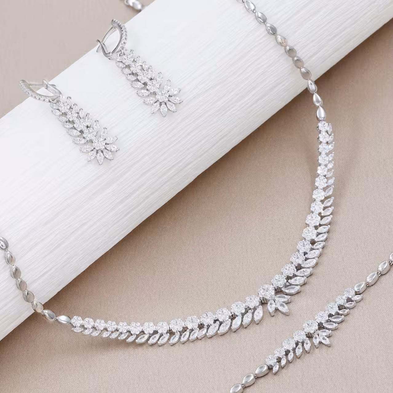 سرویس چشمگیر و جذاب فول نگین مارسا جواهری نقره 925 اصل 