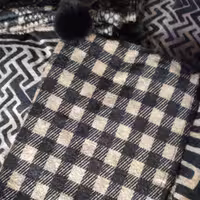 شال پاییزه مخمل طرح چهارخونه پوم پوم دار طول 2 متر و عرض 70 