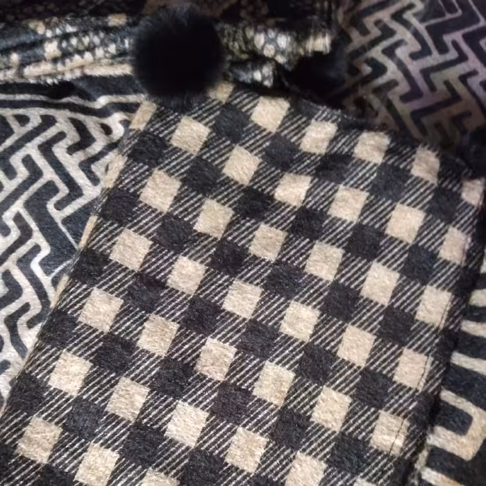 شال پاییزه مخمل طرح چهارخونه پوم پوم دار طول 2 متر و عرض 70 