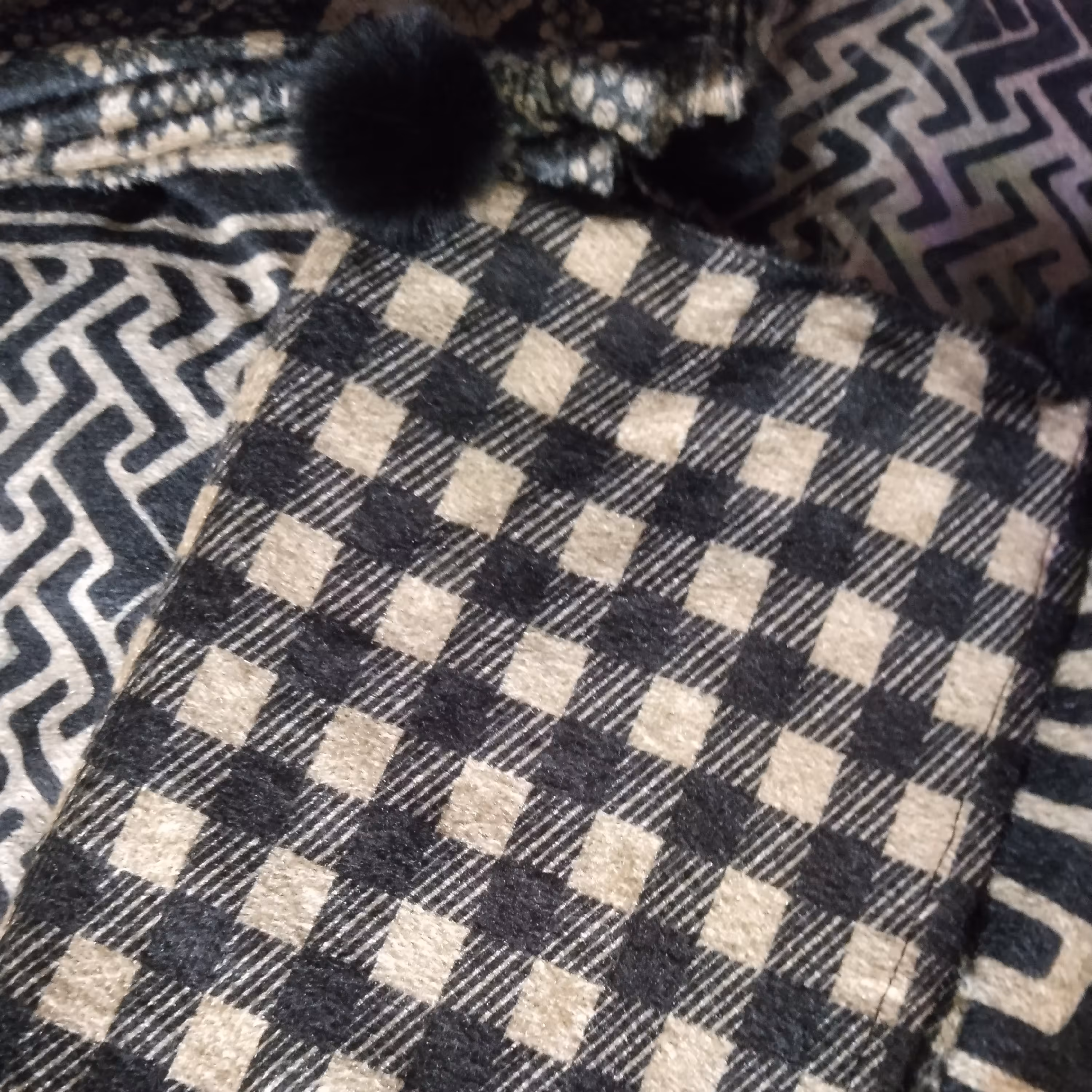 شال پاییزه مخمل طرح چهارخونه پوم پوم دار طول 2 متر و عرض 70 