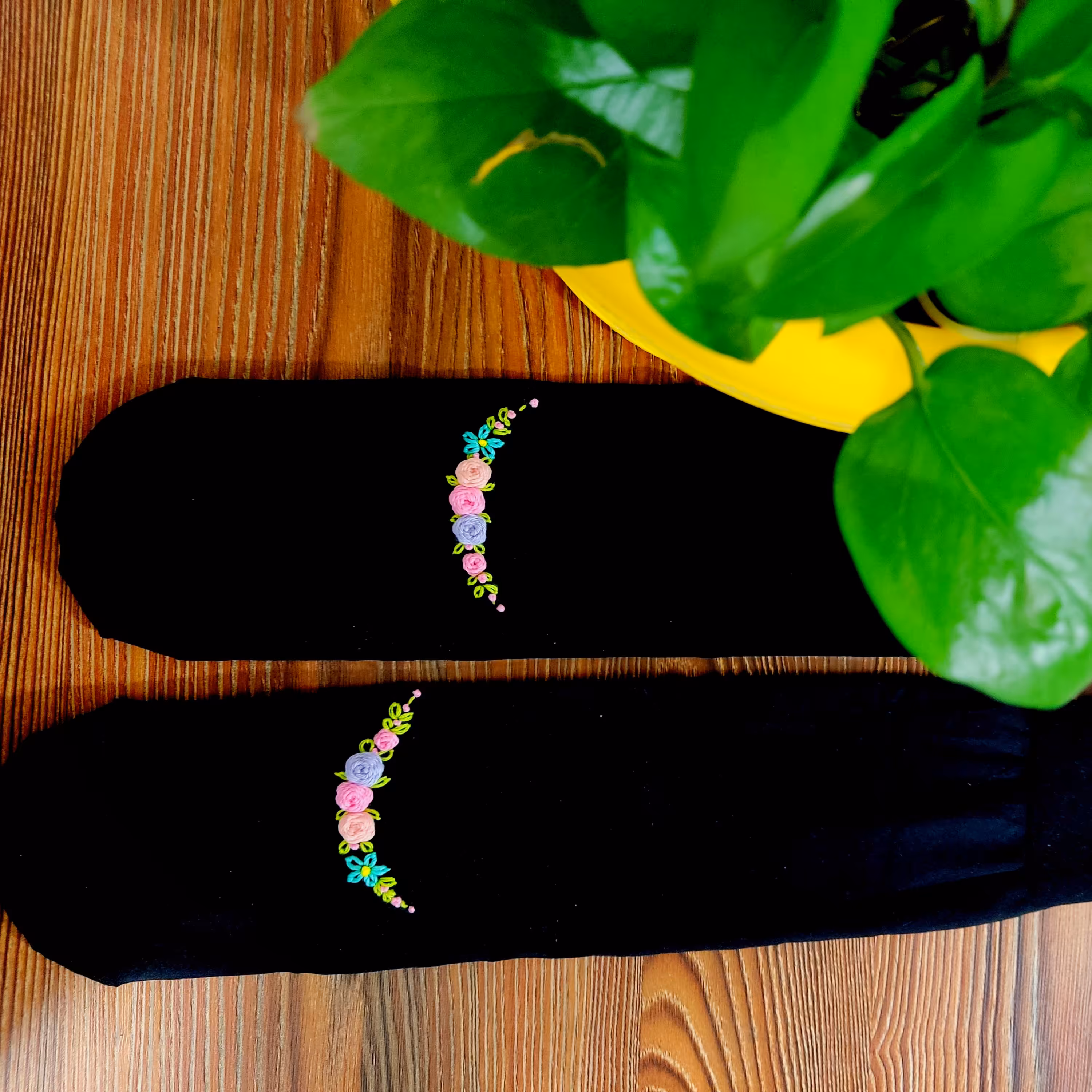 جوراب سه ربع گلدوزی شده 