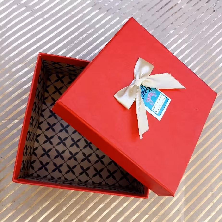 
جعبه کادو مربعی رنگ قرمز