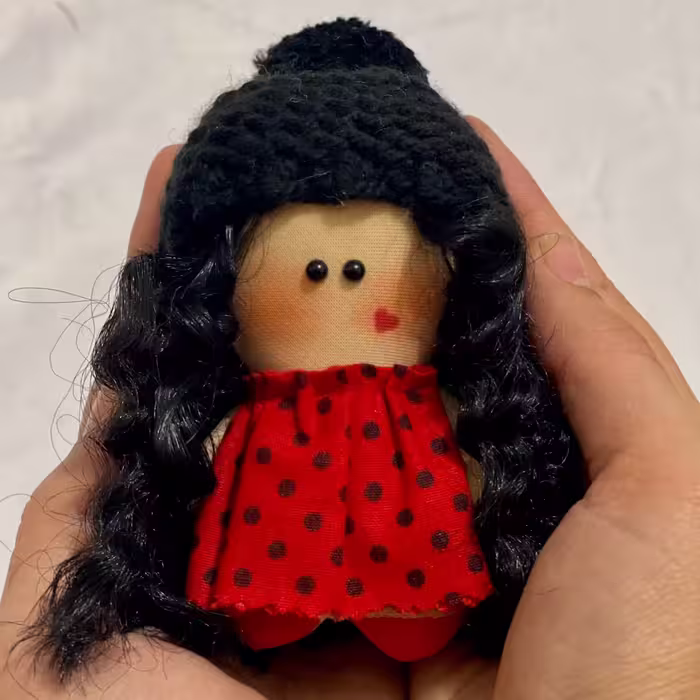 عروسک اویز  کلاه بافت مشکی