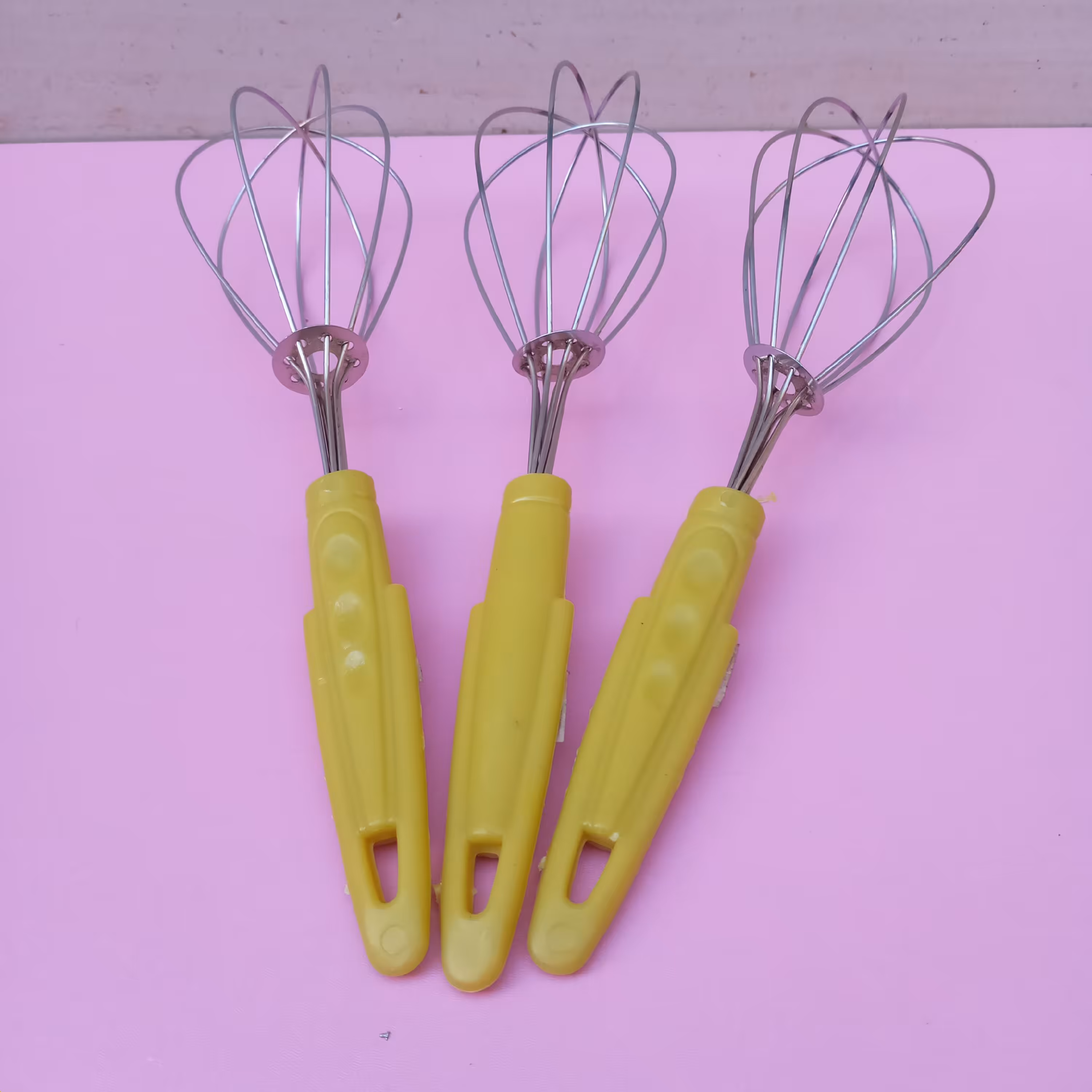 همزن دستی کیک پلاستیکی رنگ زرد 26 سانتی متر 