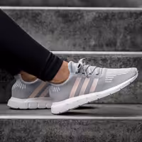 کفش کتانی بندی زنانه آدیداس سویفت